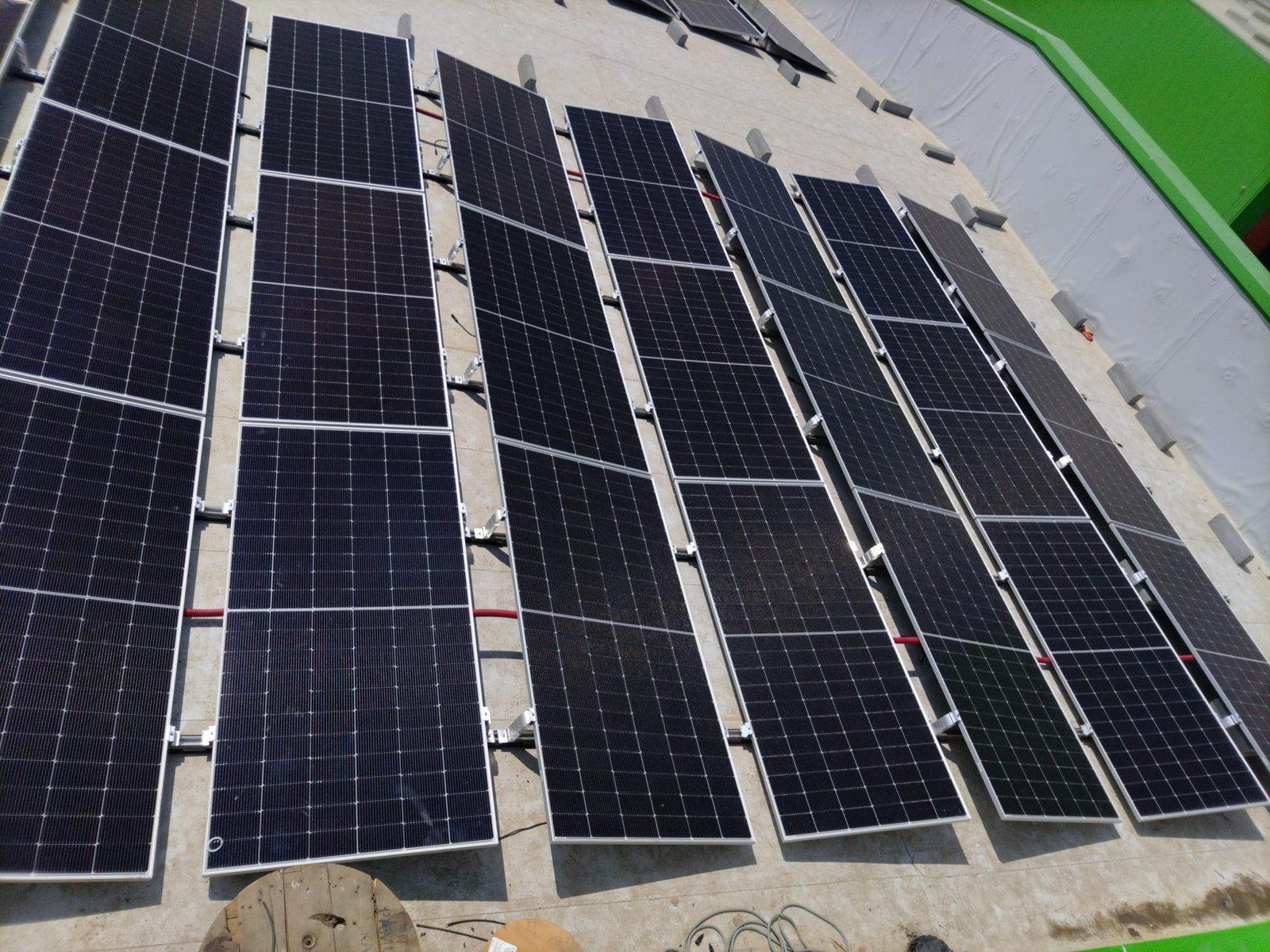 Sistem fotovoltaic pe acoperiș industrial