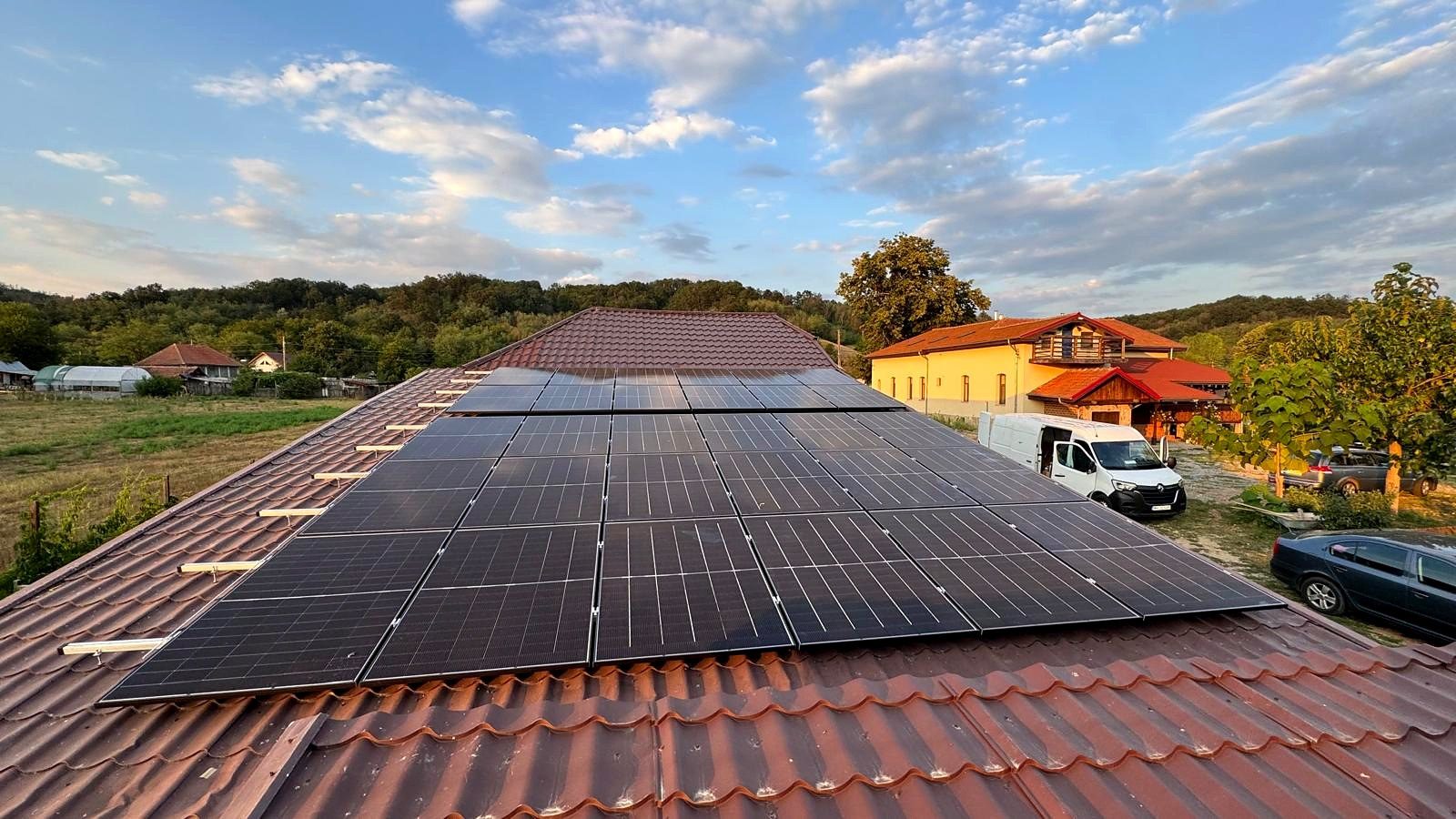 Instalare fotovoltaică pe acoperiș din țiglă