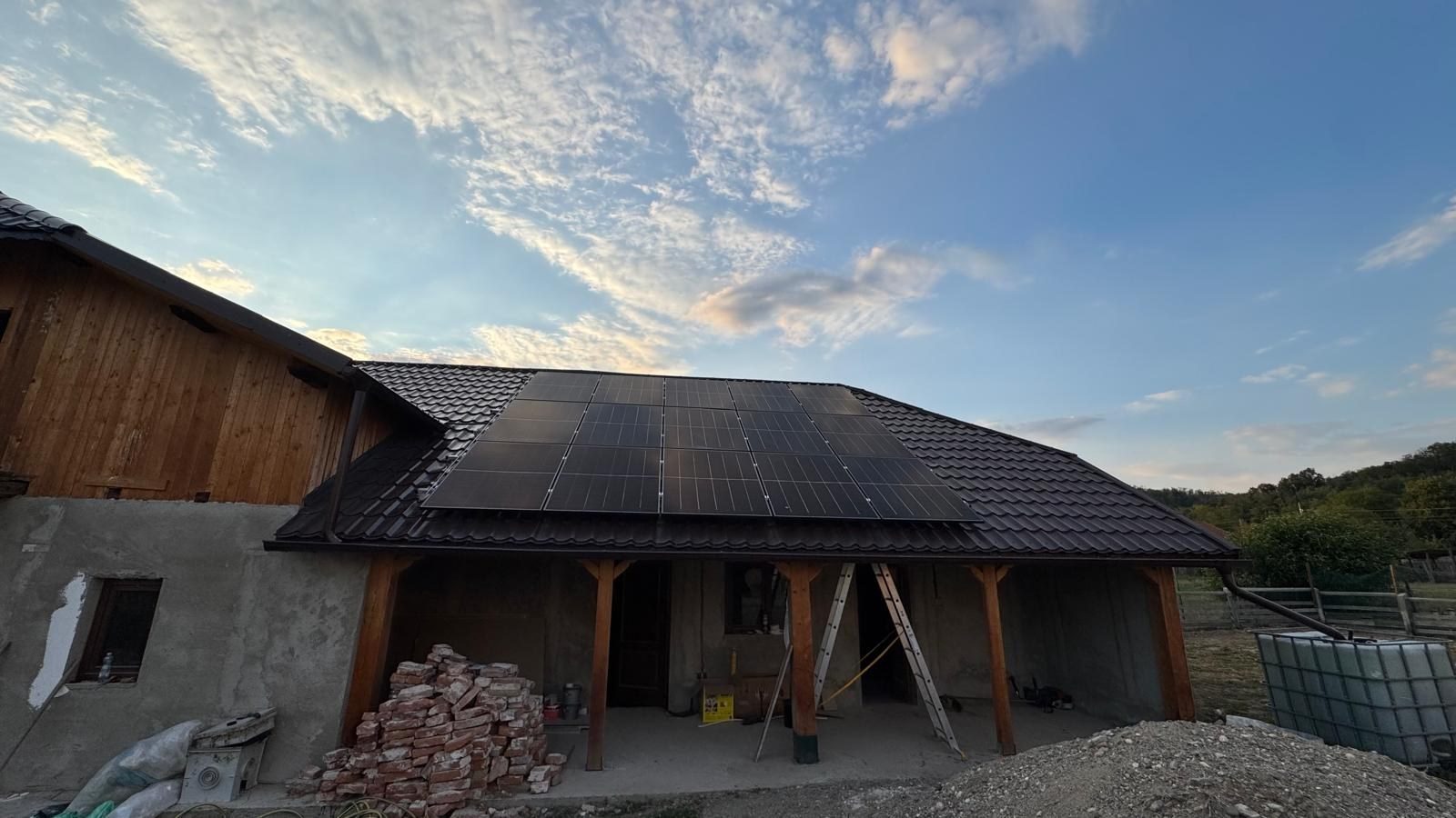 Instalare panouri fotovoltaice pe acoperiș