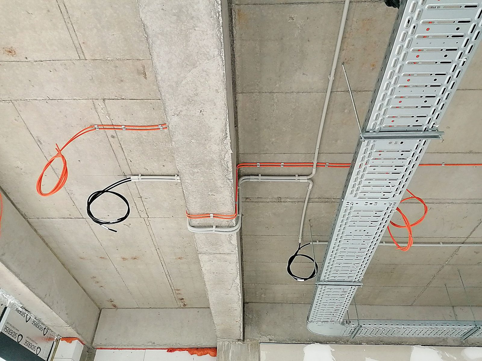 Trasee de cabluri și jgheaburi pentru instalații electrice
